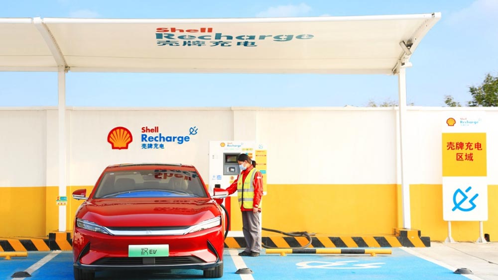 Une voiture électrique BYD en recharge dans une station Shell