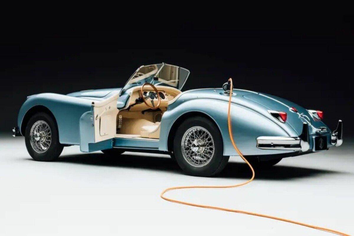 David Beckham fait la promotion du rétrofit avec une Jaguar XK140 électrique
