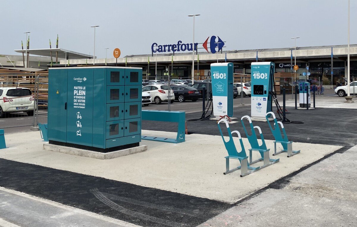 Le plan de Carrefour pour déployer des centaines de bornes de recharge pour voitures électriques