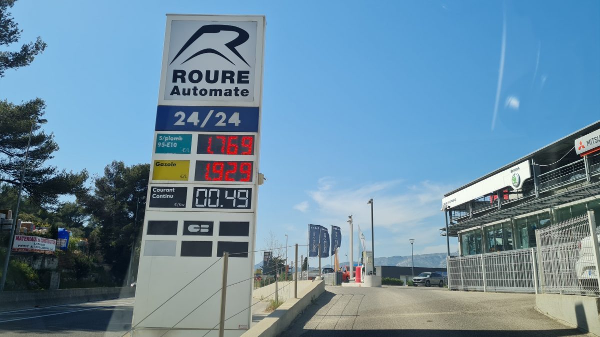 Pourquoi les stations-service devraient afficher le tarif de la charge électrique