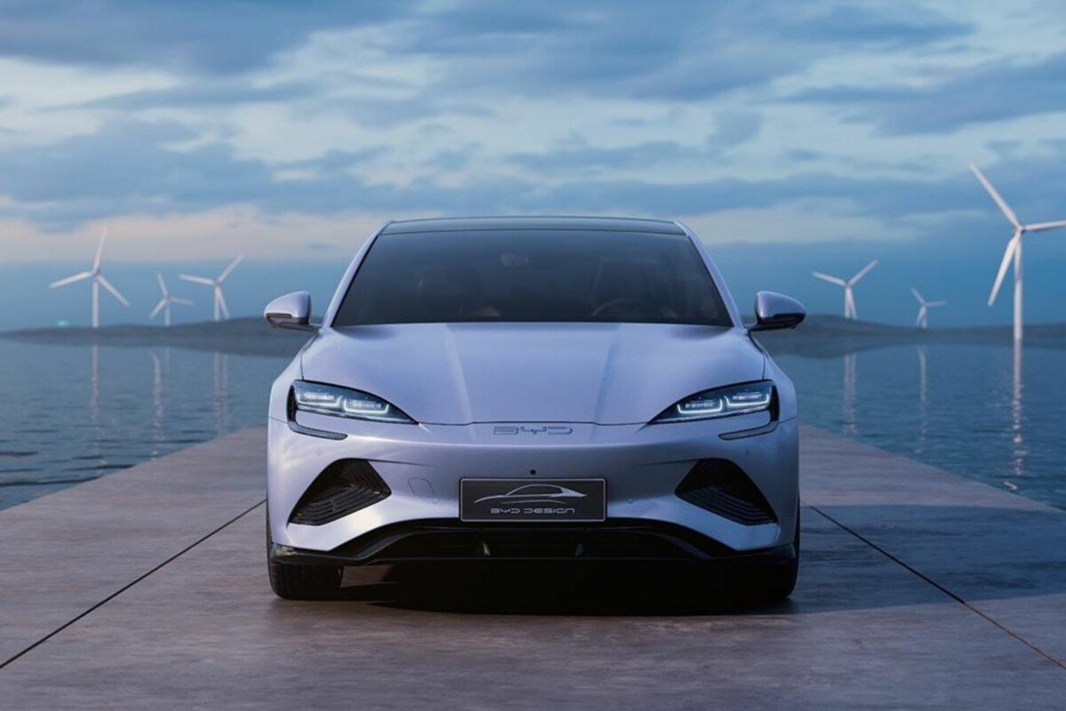 Prévue pour 2023, la BYD Seal se montre sous tous les angles
