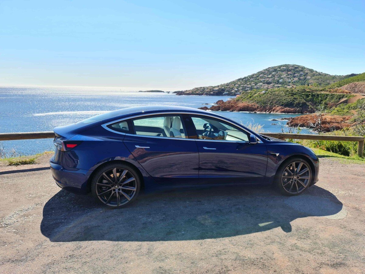 Tesla Model 3 en extérieur