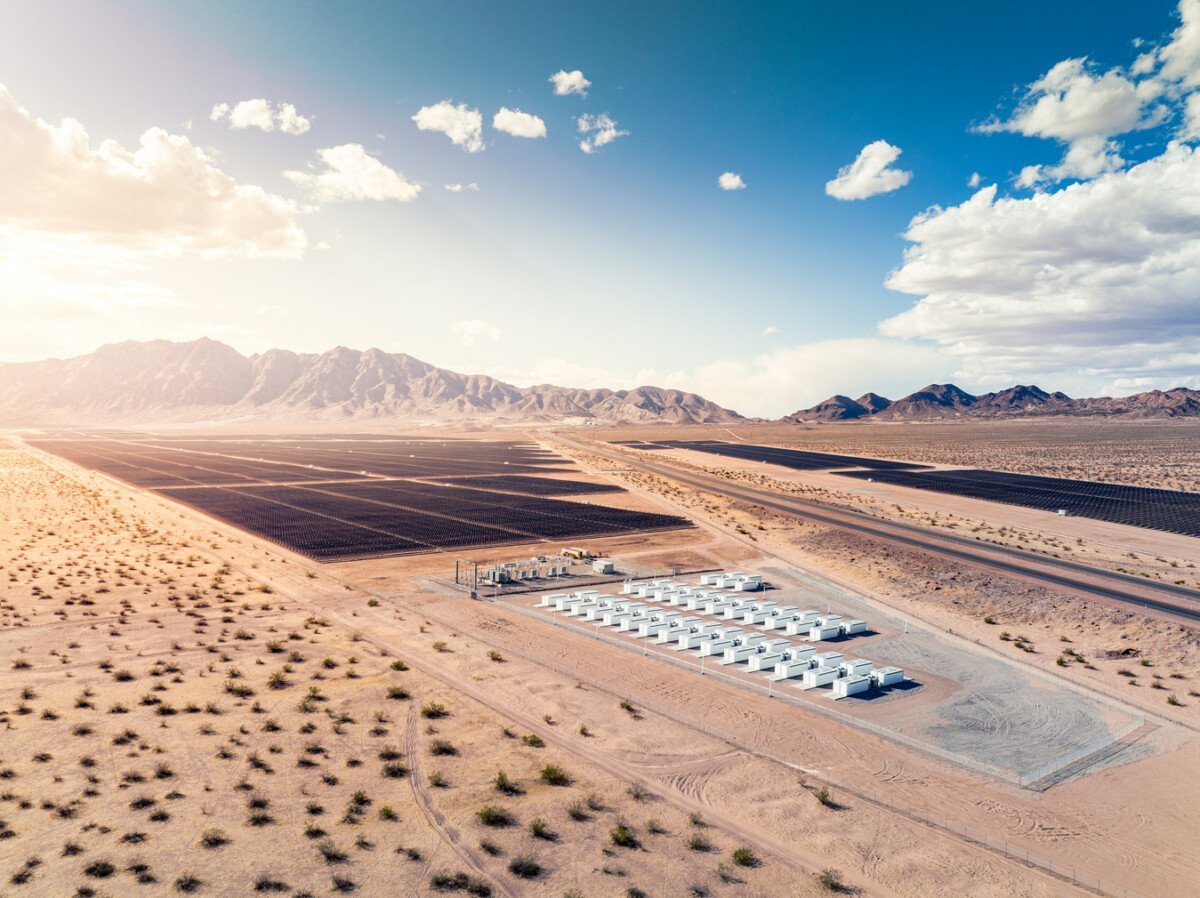 Tesla Megapack et une ferme de panneaux photovoltaiques