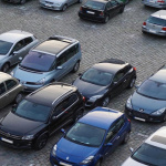 Un parking avec des voitures (crédit - fill/Pixabay)