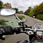 Une photo en caméra embarquée sur une moto (crédit - Christels / Pixabay)