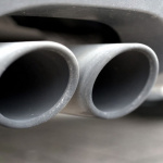 Un pot d'échappement de voiture (© webandi / Pixabay)