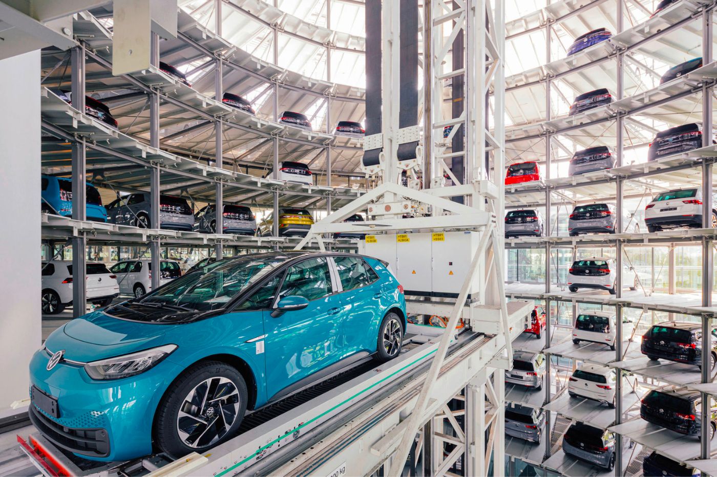 Véhicules Volkswagen dans une usine