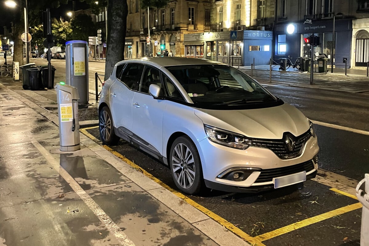 Oui stationner sur une place dédiée à la recharge des voitures