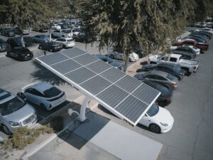 combien de panneaux solaires pour recharger une voiture électrique ?