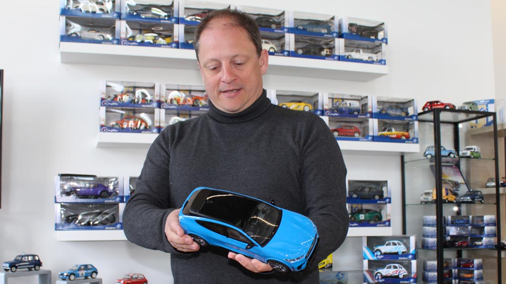Frédérick Guillier avec la reproduction de la Ford Mach-E GT