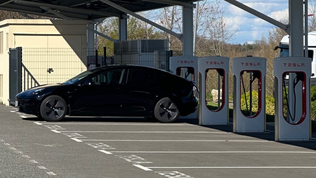 Quels sont les risques liés à la chaleur en voiture électrique lété