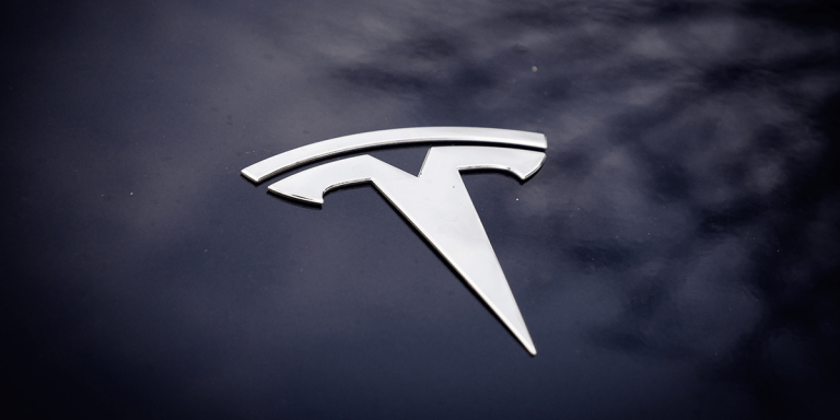 tesla-model-3-logo-symbolbild-peter-schwierz